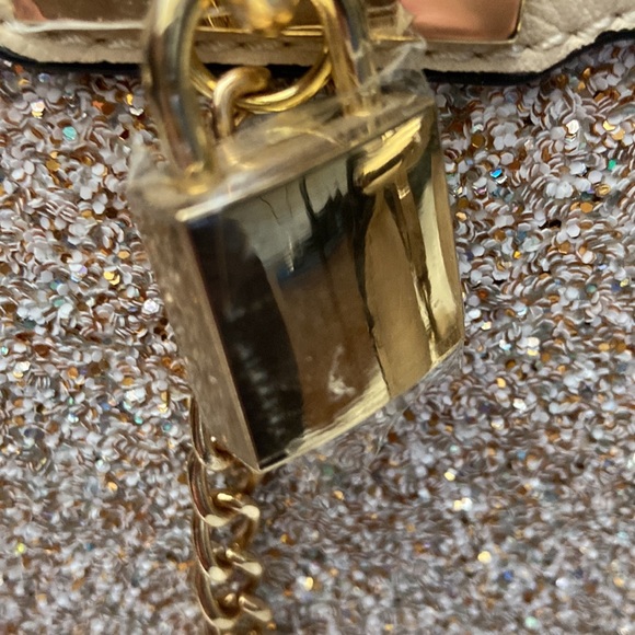 🆕 Beautiful Aldo sparkly shoulder bag with functional lock and key design. - Picture 7 of 11